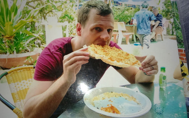 Khách tây thưởng thức Pizza hủ tiếu Sáu Hoài khach tay thuong thuc pizza hu tieu sau hoai